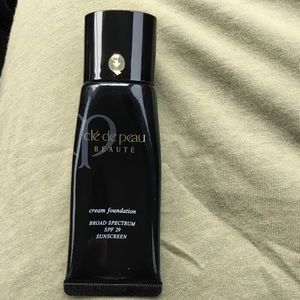 Clé de Peau Beauté foundation VERY LIGHT BEIGE